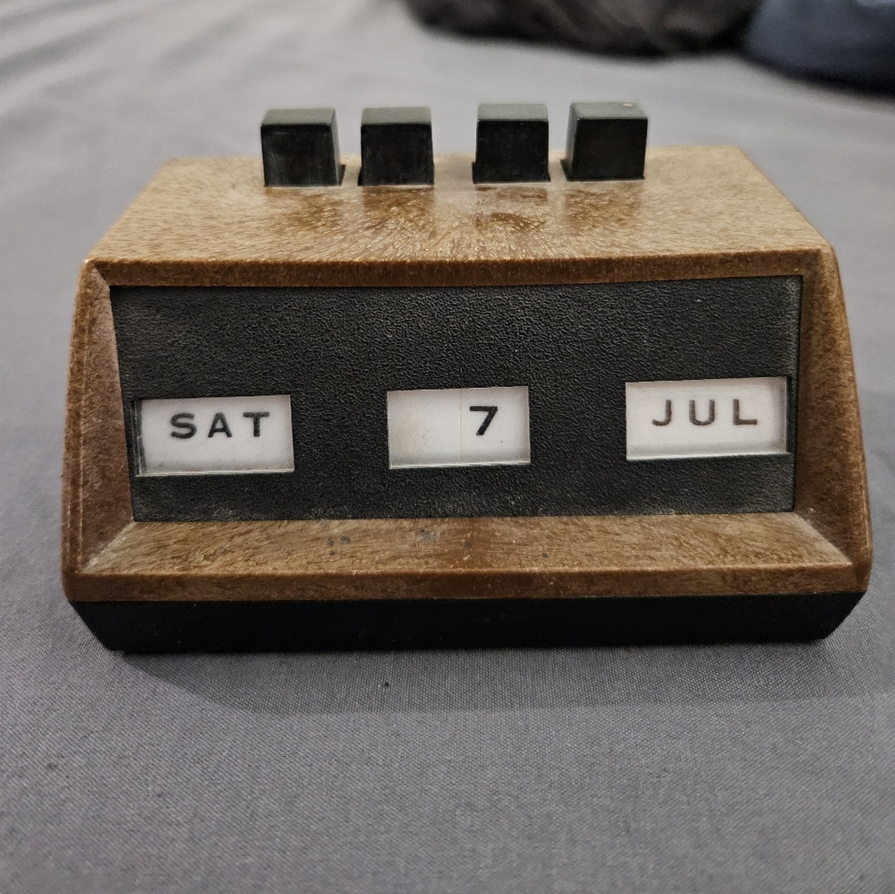 Click the buttons to change the days